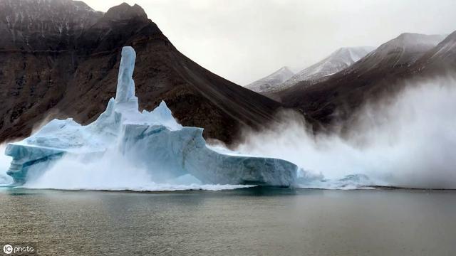 摄影师记录格陵兰冰山崩塌瞬间 若冰雪全融世界多地将被完全淹没