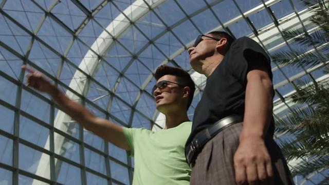 带你去走走：老爸对新加坡的建筑很感兴趣，赞不绝口