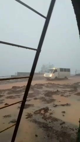 在新加坡打工，又下大雨了，那里经常下雨，下雨大哥就不能干活了