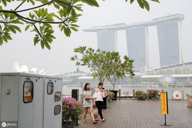 印尼山火烟霾吹到新加坡，“花园城市”被迷雾笼罩，天空灰蒙一片