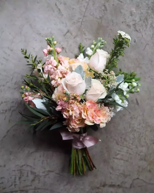 来欣赏新加坡花艺作品：花束现场布置及插花