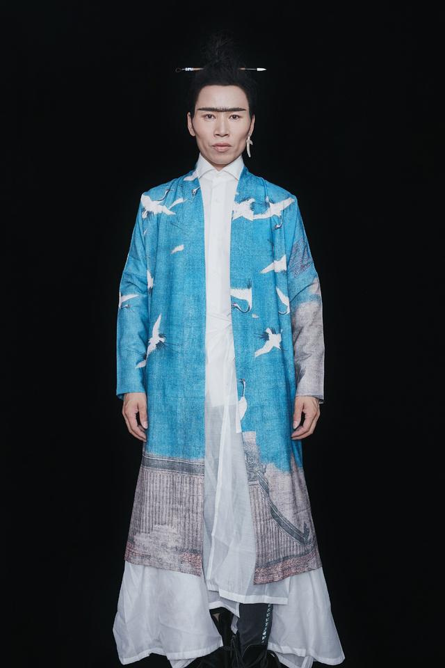 环保行为艺术家万云峰受邀看英国ROLAND MOURET大秀