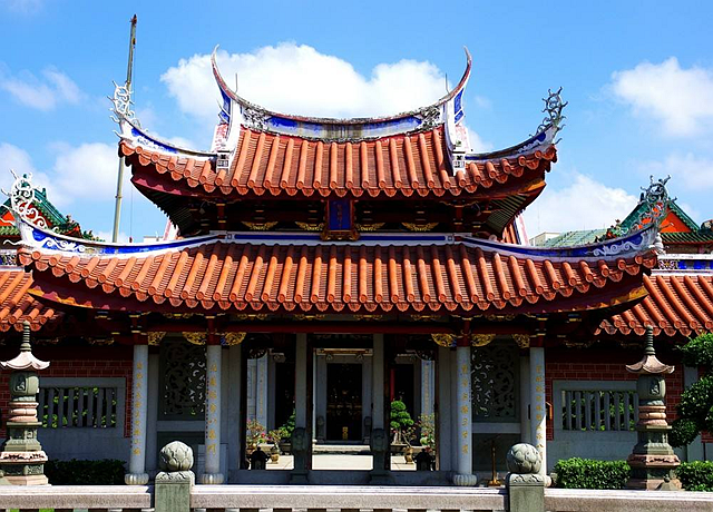 原始先民在由自然崇拜而产生自然宗教时，创造了媚神娱神的歌舞