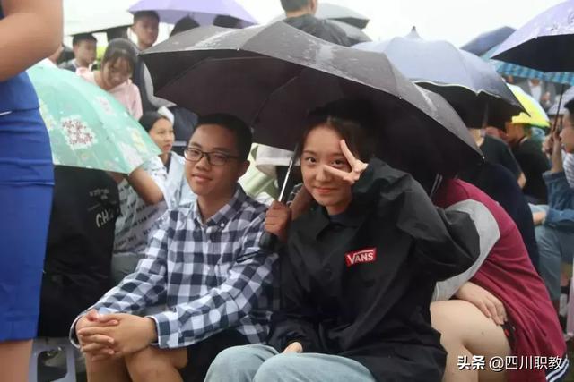 中职生走上红毯，成都新生雨中迎来最美开学典礼