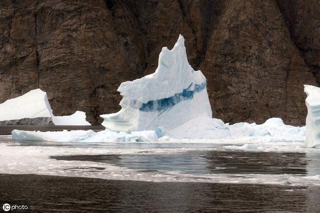 摄影师记录格陵兰冰山崩塌瞬间 若冰雪全融世界多地将被完全淹没