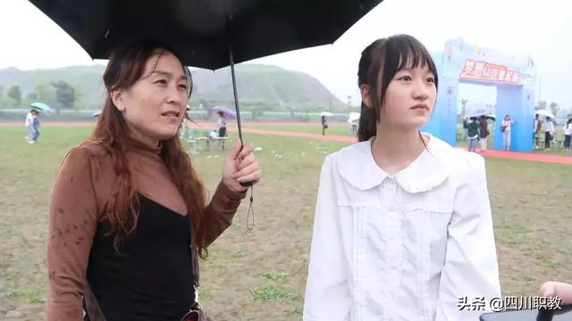 中职生走上红毯，成都新生雨中迎来最美开学典礼