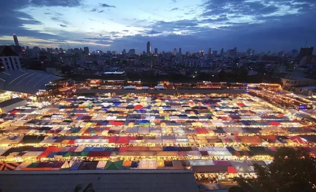 逛完东南亚夜市，我再也不想在国内撸串了