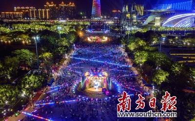 花团锦簇人潮涌，缤纷花海迎国庆