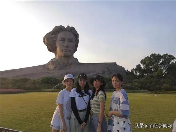 暑假期间，我市办理出入境证件近4万人次，出境游、亲子游、红色游火热