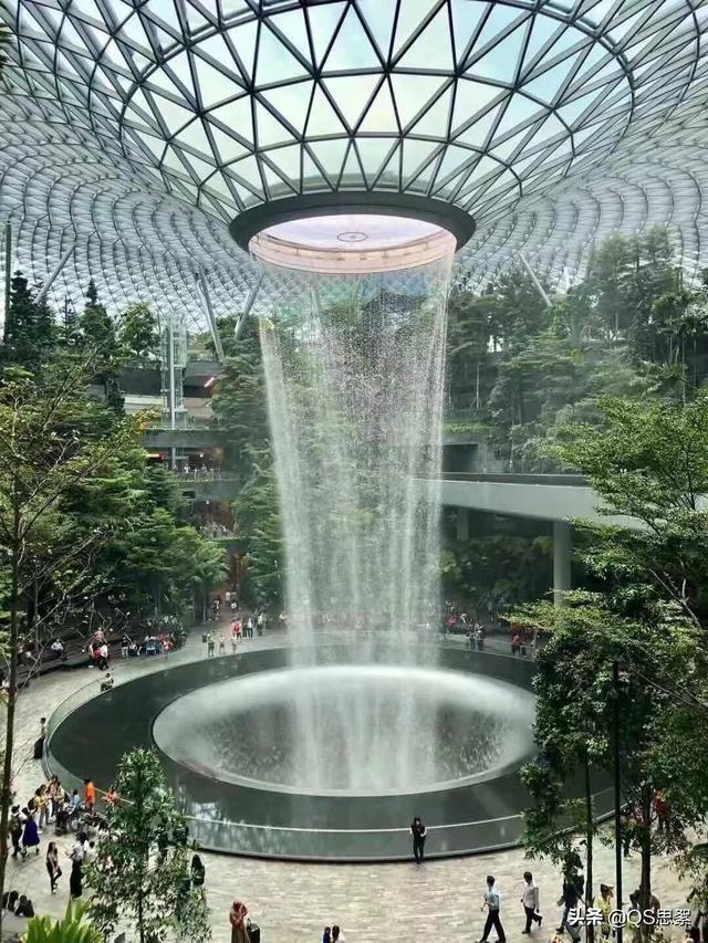 新加坡樟宜机场瀑布雨林，超壮观