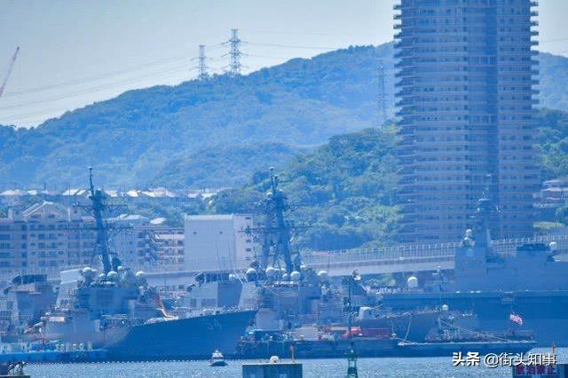 日本横须贺军港近照，美日战舰密密麻麻扎堆，被撞伯克舰还在维修