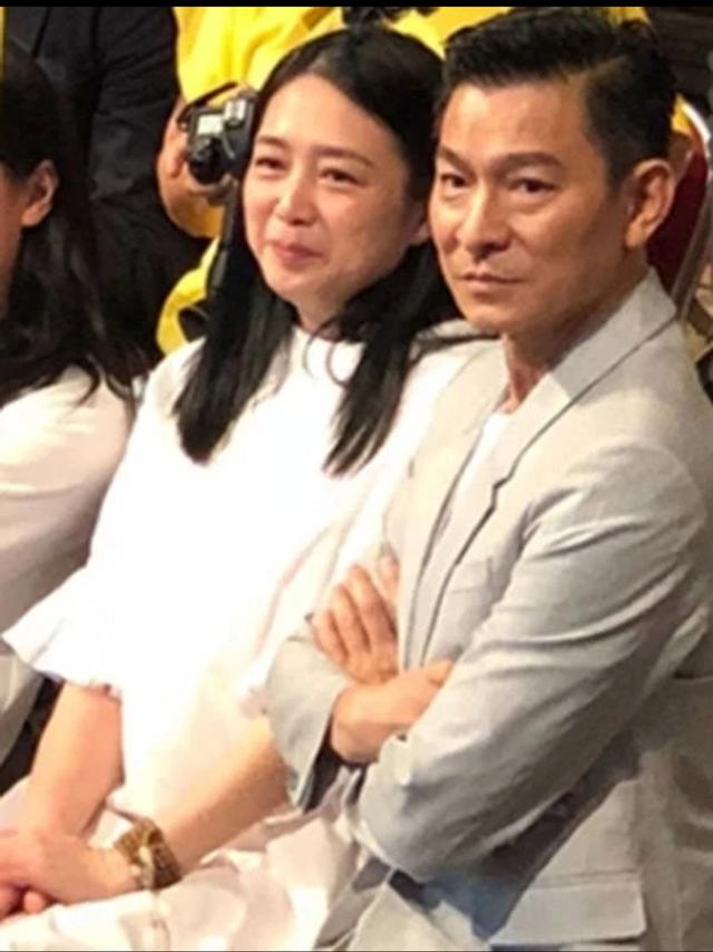 刘德华老婆朱丽倩现身演唱会，华仔深情献唱罕见秀恩爱