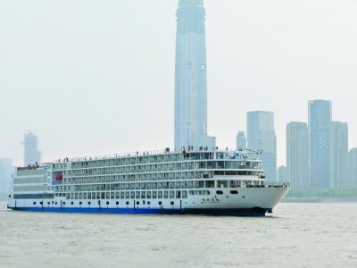 长江最大豪华游轮首航停靠武汉游客点赞东湖风光