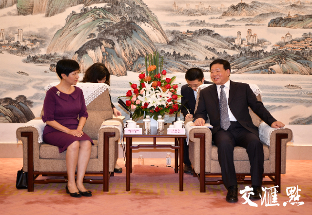 娄勤俭会见新加坡总理公署部长英兰妮