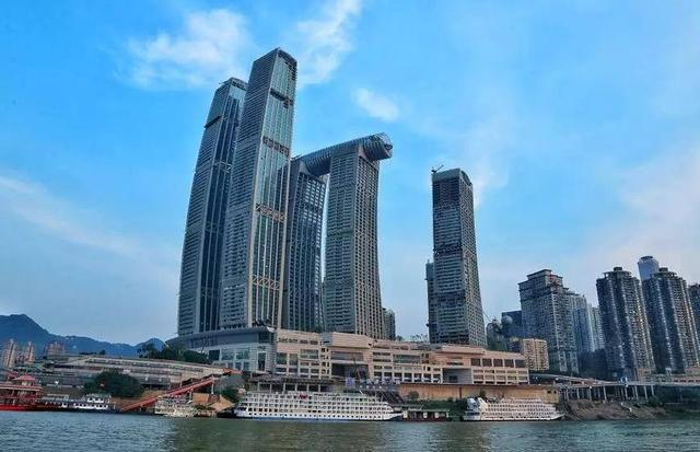 重庆来福士广场开业人山人海，备受争议的它会成世界级地标建筑吗