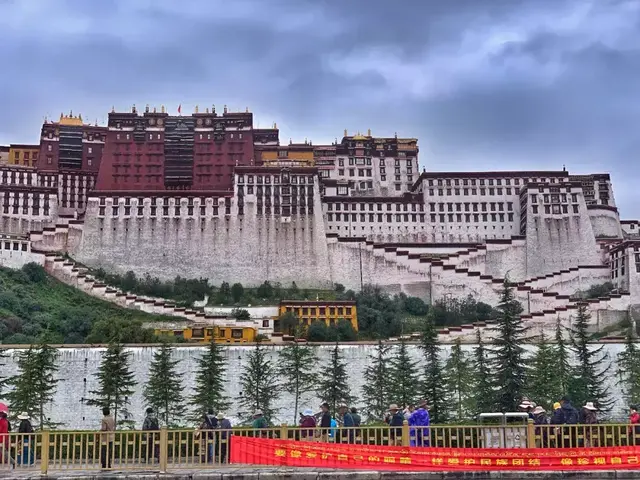 拉萨大昭寺附近的这家特色藏式客栈，把藏族建筑的美好印在这里