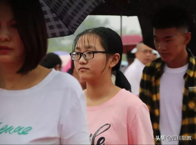 中职生走上红毯，成都新生雨中迎来最美开学典礼