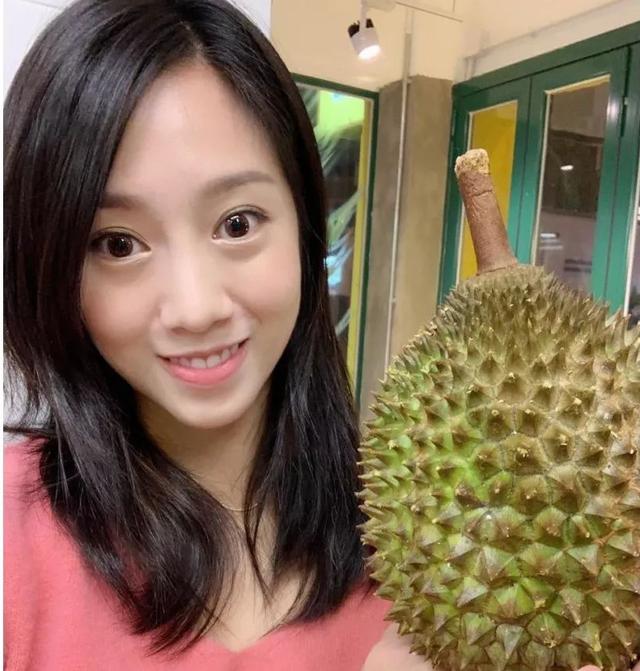 落选港姐成TVB新晋小花 靠父亲投资做生意两年内开四间连锁榴莲店