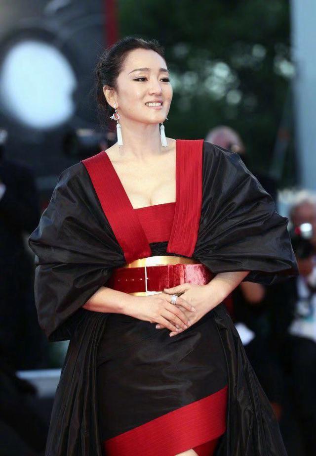 巩俐黑红拼色晚礼服有什么玄妙？你看不懂的大揭秘