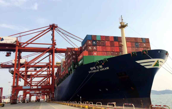 现代商船韩国中东东行快线挂靠深圳大铲湾码头