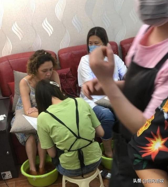 张柏芝妈妈衣着简陋面容憔悴现身廉价美甲店，又遭质疑故意卖惨