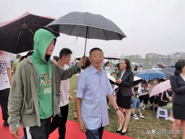 中职生走上红毯，成都新生雨中迎来最美开学典礼