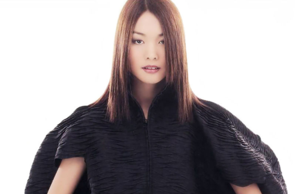 曾经的新加坡著名女歌手，风头盖过天后王菲，如今去哪里了？