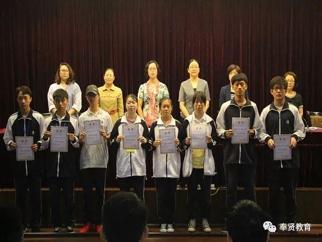 要闻 | 奉贤中小幼学生今天开学啦！“开学第一课”为伟大祖国打call ！！！