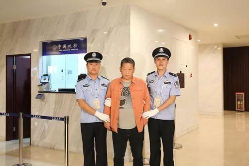 刷瓦砌墙、靠铲雪为生…曾是高官老总，如今“宁可回国蹲班房”
