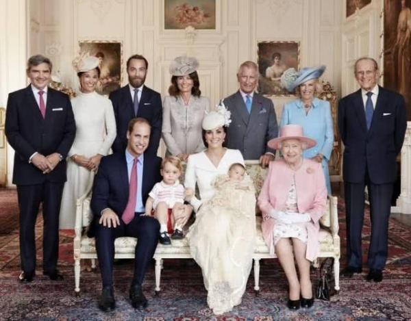 "21张英国王室成员品酒图鉴：戴安娜盛世美颜，哈里王子最搞笑"