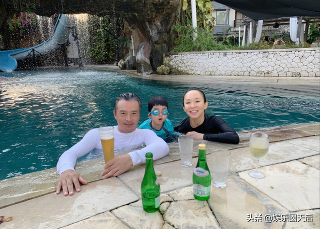 范文芳李铭顺一家三口出游 夫妇素颜儿子聪明可爱