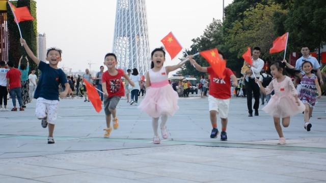 祝福新中国生日快乐 广州市民齐齐献歌