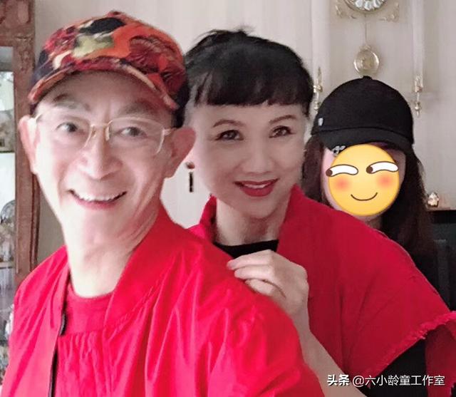 六小龄童为爱妻于虹庆生，享受一家三口的幸福时光