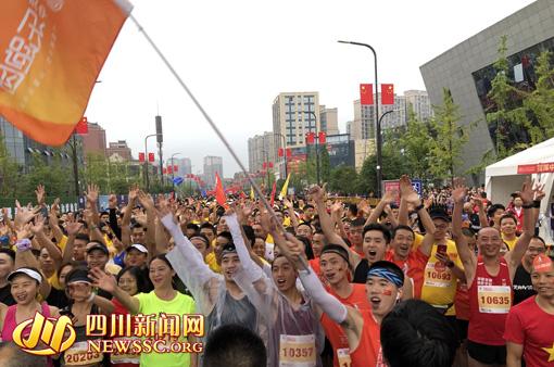 2019远达世纪城·资中苌弘半程马拉松赛起跑