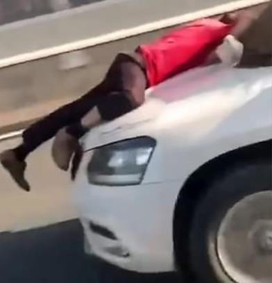 新加坡男子为抓妻子出轨对象，爬情夫车顶不松手，一路跟随40分钟