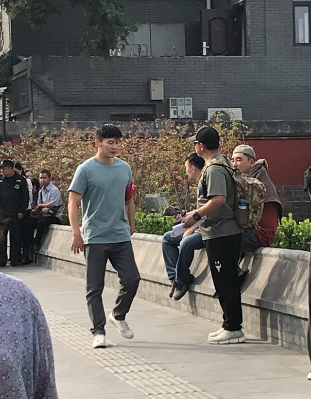 网友偶遇李晨现身街头拍戏，身材发福明显，戴袖章变居委会大叔