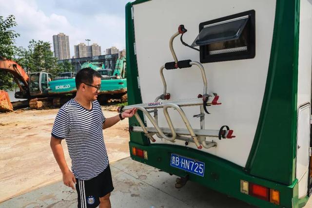 开着房车全国唱游来成都，他是最赚钱街头艺人