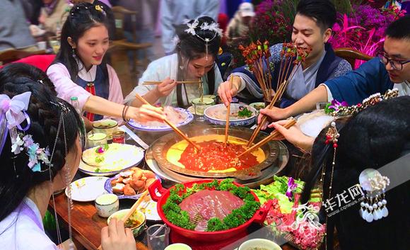 汉服火锅趴亮相重庆火锅节 重庆火锅海外开店超200家