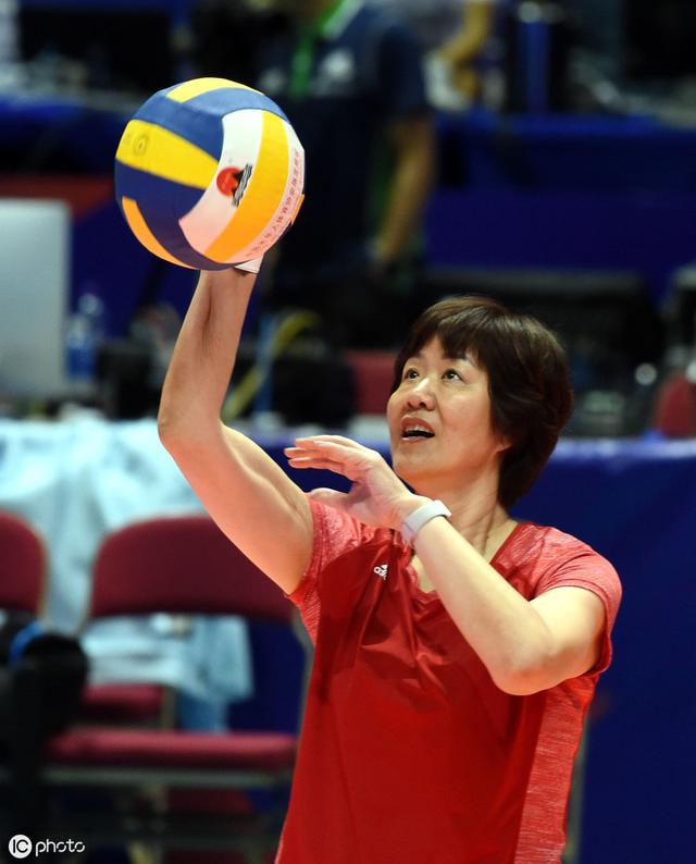 因她的新加坡国籍，巩莉演郎平因国籍引发众争议，网友：道德捆绑