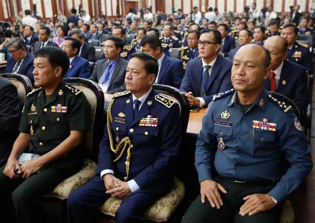 柬埔寨首相家属、亲信、密友集体购买该国护照 | 深度