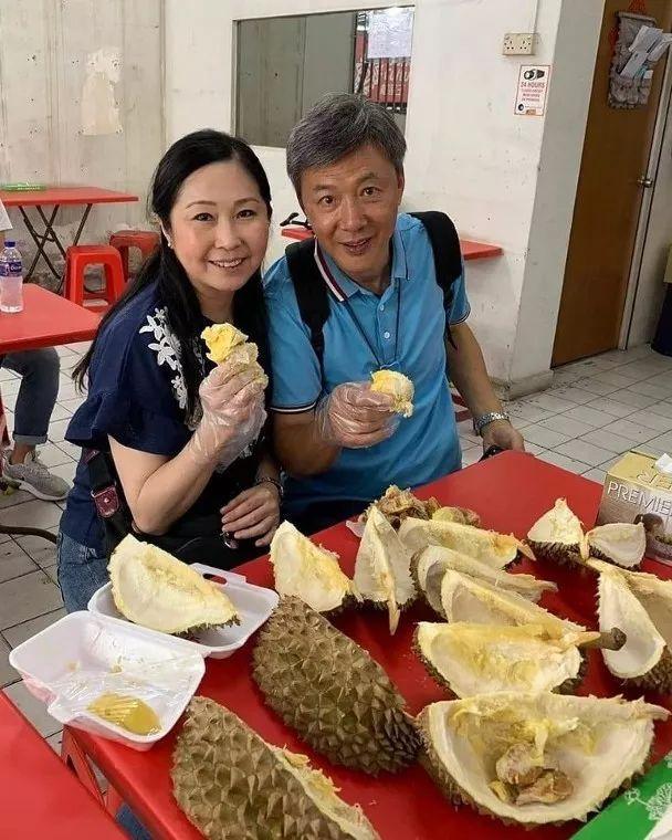 羡慕！TVB“黄昏恋”夫妇出埠游新加坡：臭味相投齐齐吃榴莲大餐