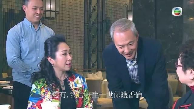 羡慕！TVB“黄昏恋”夫妇出埠游新加坡：臭味相投齐齐吃榴莲大餐