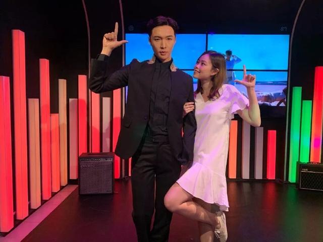 191002 在新加坡见到帅气船长！张艺兴蜡像于昨日入驻新加坡杜莎
