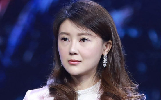 她是贾跃亭夫人，24岁成李小璐艳羡的好命阔太，今被追债要离婚