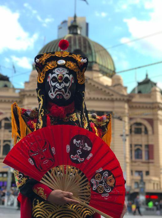 变变变！墨尔本街头惊现中国川剧变脸大师，老外都看呆了