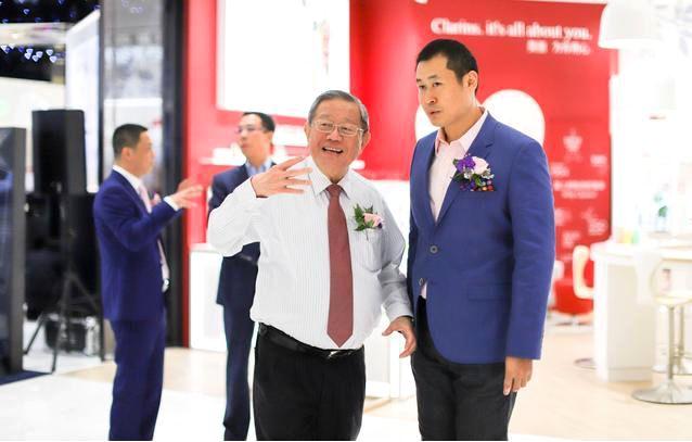 被外贸部长批没有一件衣服低过一百块钱，百货大王10岁就学做生意