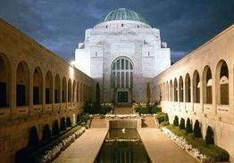 该国极度痛恨日本，踩着其军旗入纪念馆，日本政府和民众抗议无效