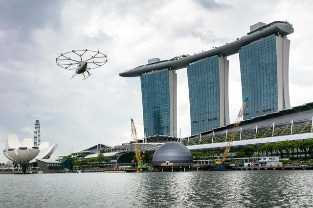 吉利投资 Volocopter 飞行器飞越新加坡海湾，“打飞的”成为可能