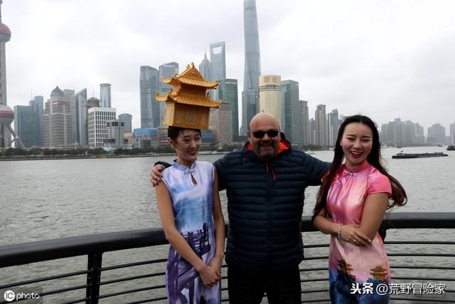 美国游客被当地媒体误导太久，来中国旅行后感叹道：我的钱太少了