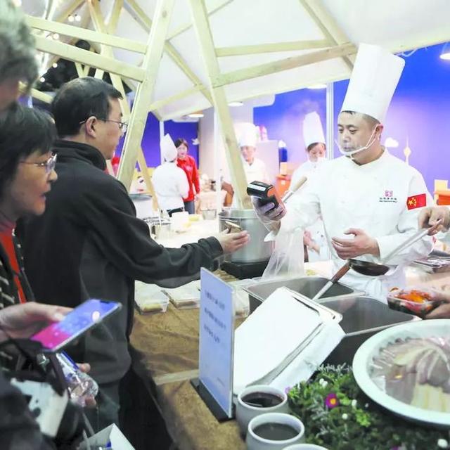 逛吃逛吃！国际版“深夜食堂”昨晚开市